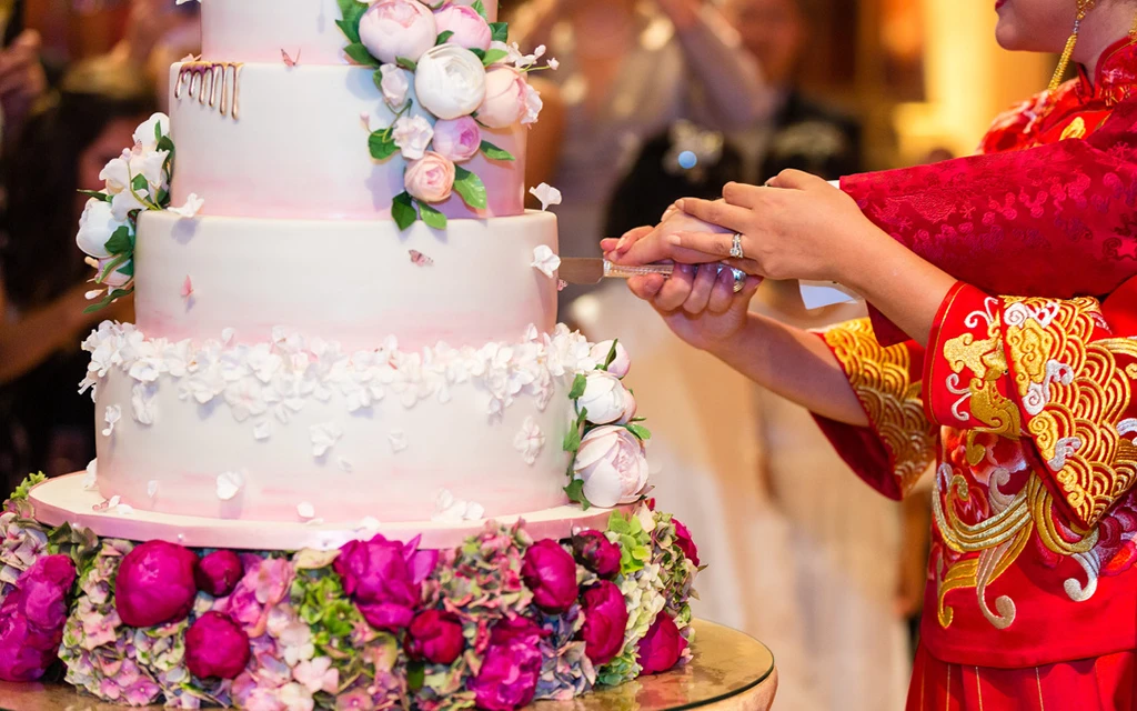 wedding cake cut
